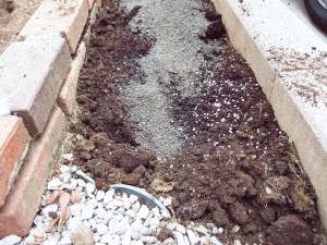 砂と堆肥を混ぜる